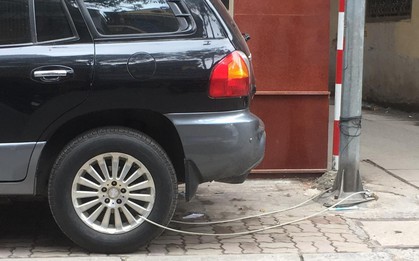 Hình ảnh 'Chiếc ô tô bị buộc vào cột đèn bằng sợi dây thép' khiến dân mạng băn khoăn tranh cãi