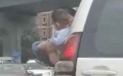 Clip: Bố nhoài người ra ngoài cho con đi tiểu khi xe đang chạy trên đường