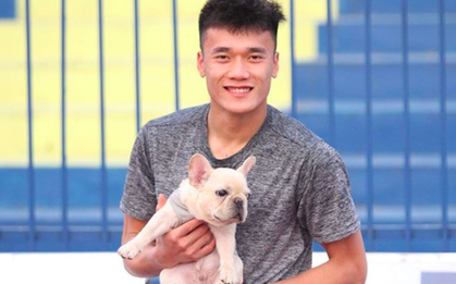 Trên sân cool ngầu bao nhiêu thì khi ở bên cún cưng, Bùi Tiến Dũng lại trông đáng yêu và dịu dàng hết cỡ