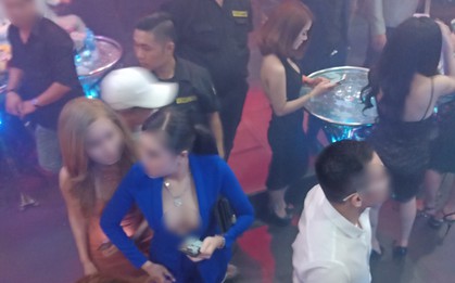 Hàng trăm dân chơi tìm cách phi tang ma tuý và tháo chạy tán loạn khi bị cảnh sát chốt chặn tại quán bar ở Sài Gòn