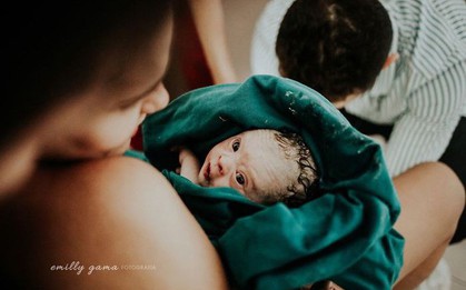 Những bức ảnh sinh nở đầy “dữ dội” nhưng đẹp không lời nào tả xiết cho thấy chị em phụ nữ thực sự là "gấu mẹ vĩ đại"