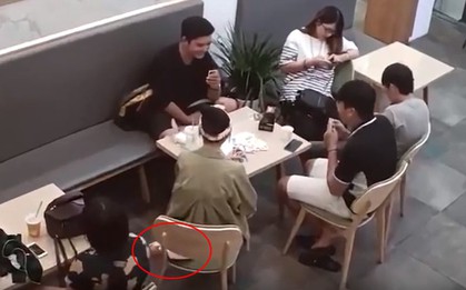 Clip: Bé gái "thó" túi xách của nữ khách hàng ngay trong quán trà sữa ở Sài Gòn để lấy trộm ví tiền và điện thoại