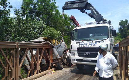 Xe tải lao vào thành cầu, tài xế ở Phú Quốc chết kẹt trong cabin bẹp dúm