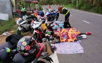 Hình ảnh nhóm phượt thủ trải bạt, nằm ngủ la liệt ven đường đèo khiến nhiều người bức xúc