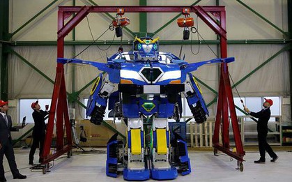 Cuối cùng cũng có Transformer ngoài đời thực, biến hóa ô-tô thành robot ảo như phim