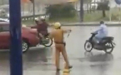 Hình ảnh CSGT đội mưa điều tiết giao thông trong ngày lễ khiến nhiều người ấm lòng