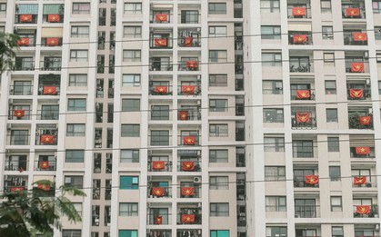 Những con phố, chung cư cao tầng ở Hà Nội "nhuộm" đỏ cờ Tổ quốc trong ngày giải phóng miền Nam thống nhất đất nước