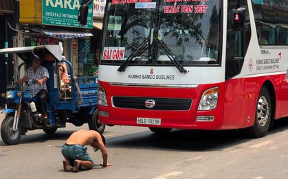 TP. HCM: Nam thanh niên chặn ô tô, xin tài xế nhận mình một lạy rồi mới cho đi tiếp