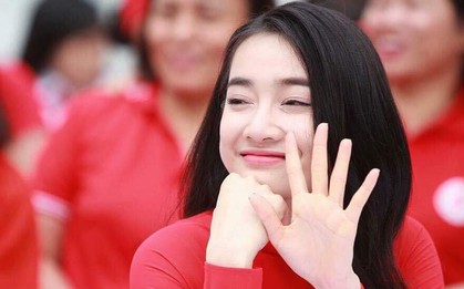 Sau ồn ào tình cảm, Nhã Phương xuất hiện với vẻ mệt mỏi, lộ rõ bọng mắt và vết chân chim