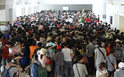 Hàng nghìn người xếp hàng chật kín chờ mua vé cáp treo lên đỉnh Fansipan ngày 30/4