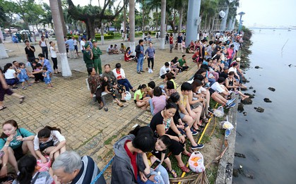 Hàng nghìn người kéo nhau ra bờ Sông Hàn “xí” chỗ xem Lễ hội pháo hoa quốc tế từ rất sớm
