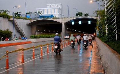 Lưu thông vào hầm Thủ Thiêm trước giờ bắn pháo hoa ngày 30/4, người đàn ông đi xe máy bị té đập đầu vào làn đường ô tô