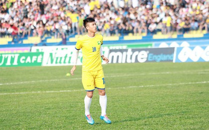 Phan Văn Đức U23 suýt gãy chân vì pha vào bóng thô bạo của đàn anh