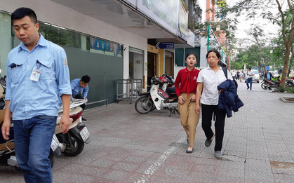 Bảo vệ siêu thị ngã xuống đất khi giằng co với dân phòng, bị ô đè tử vong