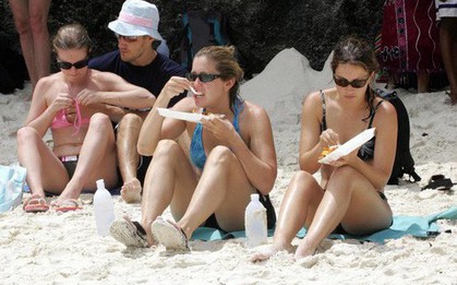 Bãi biển nổi tiếng Thái Lan phải đóng cửa 4 tháng vì lý do “nói mãi không sửa” của du khách