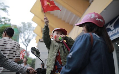 2 tiếng trước U23 Việt Nam đại chiến, CĐV "đốt nóng" sân Hàng Đẫy