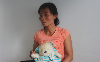 Bị bố mẹ chồng đuổi không cho lại gần con trai, người mẹ trẻ gửi đơn cầu cứu suốt 2 năm mới được đón con về