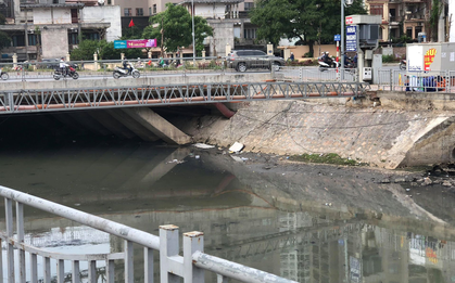 Nhiều người dân tháo chạy khi phát hiện xác nam thanh niên dưới chân cầu vì trước đó cứ nghĩ là mannequin
