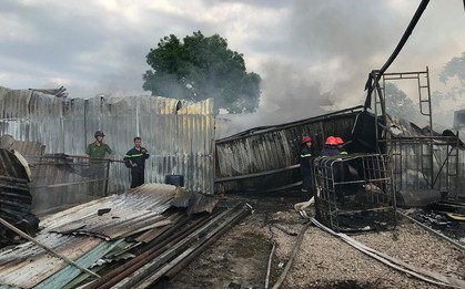 Kho phế liệu ở Bình Dương phát hỏa bị thiêu rụi hoàn toàn, nhiều người dân tháo chạy