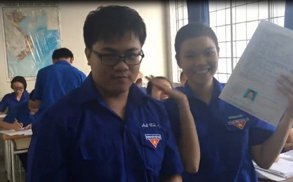 Câu chuyện mùa thi: Cả lớp nháo nhào điền hồ sơ thi đại học, có người điền đến bộ thứ 15 rồi mà vẫn sai