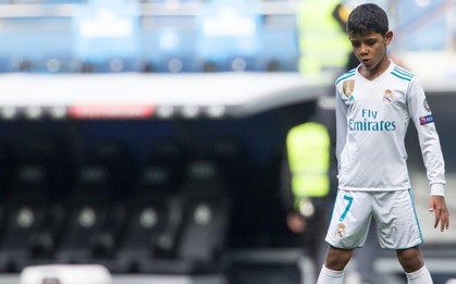 Con trai Ronaldo lần đầu khoác áo Real Madrid, thần thái y hệt bố