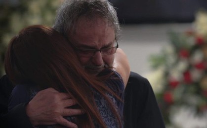 Đến điểm hẹn với bạn bè, cô gái không ngờ đang đến dự chính tang lễ của mình và lý do sau đó khiến cô khóc nức nở