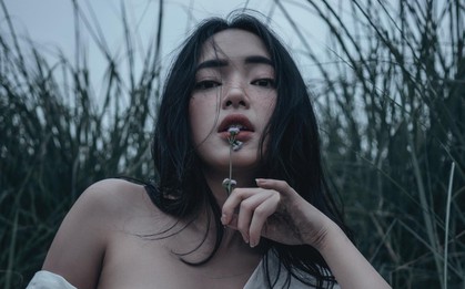 Châu Bùi khoe bộ ảnh váy trắng trễ vai lộ vòng 1 đầy đặn, xứng đáng là hot girl sexy nhất bây giờ
