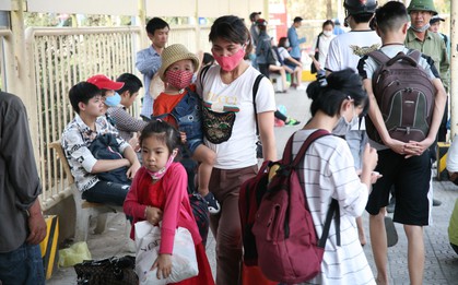 Chùm ảnh: Người dân lỉnh kỉnh đồ đạc, đưa theo con nhỏ trở lại thành phố sau kỳ nghỉ lễ dưới cái nóng oi bức