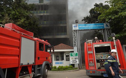 Cháy công trình xây dựng thuộc Bệnh viện Việt - Pháp, hàng trăm công nhân hốt hoảng lấy xe máy tháo chạy
