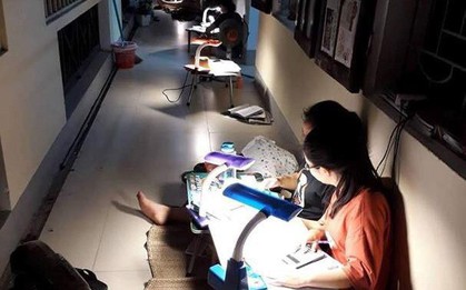 HS chuyên Phan Bội Châu chong đèn học bài giữa đêm hè oi bức: Đã hiểu vì sao trường có nhiều HCV Olympic đến thế!
