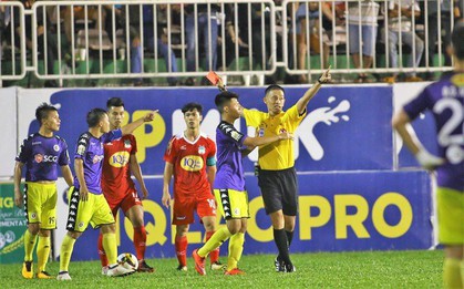 Thành Lương đã nói gì khiến trọng tài phải liên tiếp rút thẻ vàng rồi thẻ đỏ?