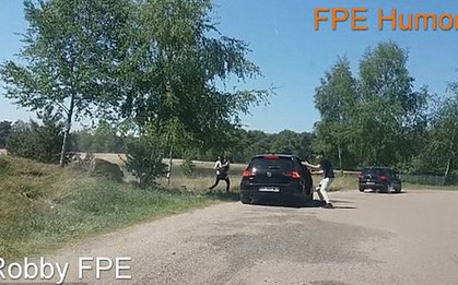 Ra khỏi xe chụp ảnh, cả gia đình bị báo đốm đuổi suýt chết