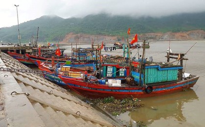 Tàu cá chìm xuống biển, hàng chục ngư dân lao xuống cứu 2 vợ chồng gặp nạn