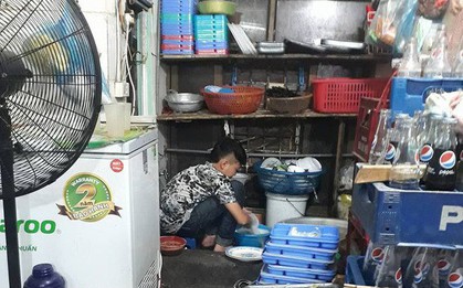 Câu chuyện của cậu bé tỉnh lẻ 15 tuổi lên Hà Nội rửa bát kiếm tiền nuôi em khiến ai nấy chạnh lòng xúc động