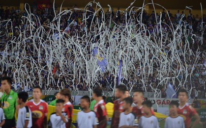 CĐV Hà Nội ném giấy vệ sinh trắng xóa khán đài sân Hàng Đẫy