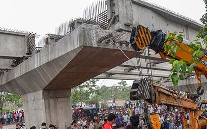 Sập cầu vượt tại Ấn Độ: Ít nhất 18 người chết, hàng chục người mắc kẹt