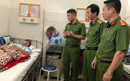 Nhận tiền khen thưởng thành tích phá án, Cảnh sát hình sự chuyển khoản cho các "hiệp sĩ" bị thương ở Sài Gòn