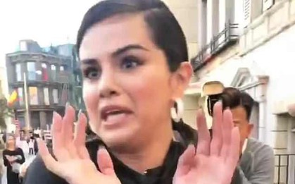 Khoảnh khắc dễ thương: Selena Gomez bối rối vì em bé bỗng khóc thét khi nhìn thấy cô