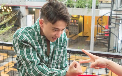 Không những hát hay nhảy giỏi, S.T còn chơi... ca rô, oẳn tù tì rất cừ