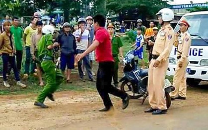 Nam thanh niên 18 tuổi cầm rựa đuổi chém công an