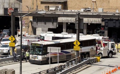 Mỹ: Va chạm xe buýt tại hầm New York, 32 người bị thương