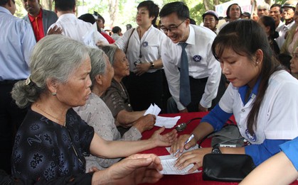 100.000 người dân được khám bệnh miễn phí tại "Ngày hội Thầy thuốc trẻ làm theo lời Bác"