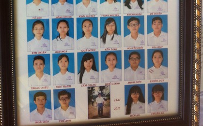 Bộ ảnh kỷ yếu thầy chủ nhiệm tặng lớp mà nhận xong không biết nên vui hay buồn!