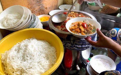 Sáng cuối tuần lên phố cổ ăn bún riêu thì "chuẩn bài" quá rồi, có cả list cho bạn lựa chọn đây