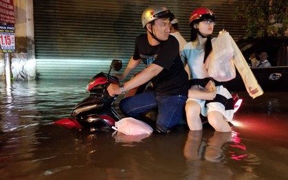 Clip trận ngập nặng nhất ở Sài Gòn từ đầu mùa: Khổ sở dắt những chiếc xe máy chìm dưới nước như “tàu ngầm”