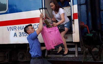 Hơn 2000 hành khách được chuyển tải an toàn sau vụ tai nạn tàu khiến 2 người chết, 8 người bị thương