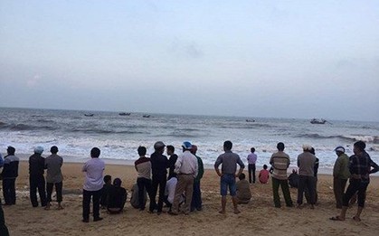 Đi tắm biển, chuyên viên phòng giáo dục đuối nước tử vong