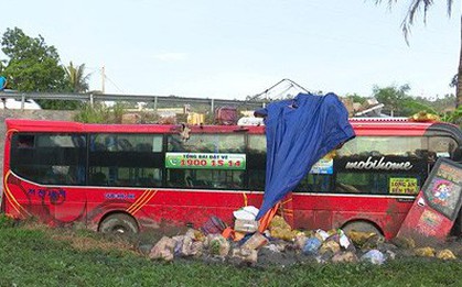 Xe khách mất lái, lao xuống ruộng, 4 người bị thương ​
