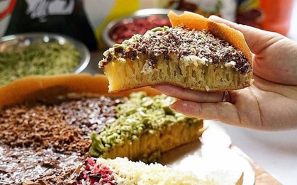 Chỉ là món bánh đường phố của Indonesia thôi mà lại đầy sắc màu như thế này đây
