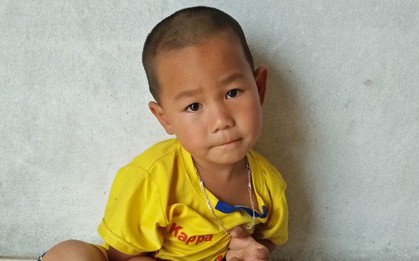 Bé trai 4 tuổi có cha bị mất hết nhận thức, mẹ ôm em bỏ đi biệt tích khiến ai cũng xót thương